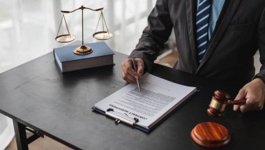 Çalışma ya da danışman avukat konsepti için office işyerinde yedirdi okuma avukat işadamı kapatmak...