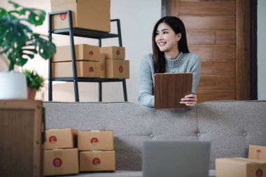 Küçük işletmeler kuran KOBİ 'li kadın girişimciler fatura kutusuna adresi yazın ve kutuları paketlemek, müşterilere satmak, iş fikirlerini çevrimiçi olarak satmak için online siparişleri işaretleyin...