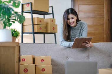 Küçük işletmeler kuran KOBİ 'li kadın girişimciler fatura kutusuna adresi yazın ve kutuları paketlemek, müşterilere satmak, iş fikirlerini çevrimiçi olarak satmak için online siparişleri işaretleyin...