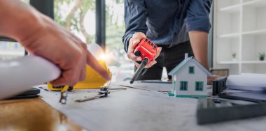 İnşaat mühendisi takımları modern kentteki inşaat sahasında birlikte çalışan işçi kaskı takıyorlar. Foreman Endüstri Mühendislik Mühendisliği ekip çalışması. Asya endüstrisi profesyonel takımı