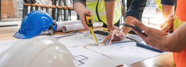 Mühendis Ekibi Toplantısı, Çizim Çalışma Alanı, İnşaat ve Yapı Konsepti 'ndeki model oluşturma ve mühendislik araçları üzerinde ortakla birlikte çalışarak proje için plan toplantısı üzerinde çalışıyor