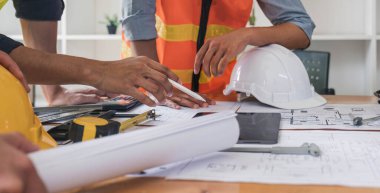 Mühendis Ekibi Toplantısı, Çizim Çalışma Alanı, İnşaat ve Yapı Konsepti 'ndeki model oluşturma ve mühendislik araçları üzerinde ortakla birlikte çalışarak proje için plan toplantısı üzerinde çalışıyor