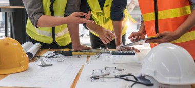 Mühendis Ekibi Toplantısı, Çizim Çalışma Alanı, İnşaat ve Yapı Konsepti 'ndeki model oluşturma ve mühendislik araçları üzerinde ortakla birlikte çalışarak proje için plan toplantısı üzerinde çalışıyor