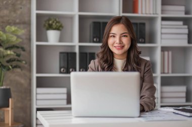 İş kadını, ofis ve iş geçmişinde, vergi, muhasebe, istatistik ve analitik araştırma kavramında matematik finansmanı için hesap makinesi kullanıyor.