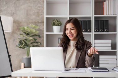 İş kadını, ofis ve iş geçmişinde, vergi, muhasebe, istatistik ve analitik araştırma kavramında matematik finansmanı için hesap makinesi kullanıyor.