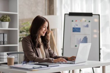 İş kadını, ofis ve iş geçmişinde, vergi, muhasebe, istatistik ve analitik araştırma kavramında matematik finansmanı için hesap makinesi kullanıyor.