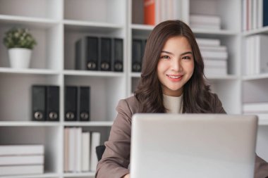 İş kadını, ofis ve iş geçmişinde, vergi, muhasebe, istatistik ve analitik araştırma kavramında matematik finansmanı için hesap makinesi kullanıyor.