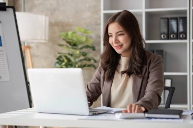 İş kadını, ofis ve iş geçmişinde, vergi, muhasebe, istatistik ve analitik araştırma kavramında matematik finansmanı için hesap makinesi kullanıyor.