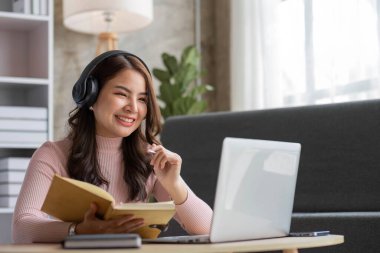 Asyalı kız öğrenci çevrimiçi öğrenim kursu çevrimiçi video dersi Zoom öğretmeni, Mutlu Asyalı kız bilgisayar laptopuyla İngilizce öğreniyor