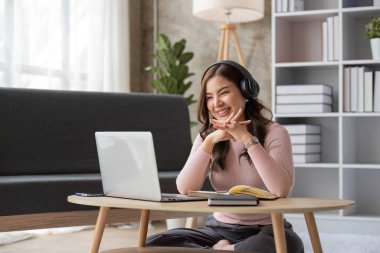 Asyalı kız öğrenci çevrimiçi öğrenim kursu çevrimiçi video dersi Zoom öğretmeni, Mutlu Asyalı kız bilgisayar laptopuyla İngilizce öğreniyor