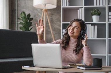 Asyalı kız öğrenci çevrimiçi öğrenim kursu çevrimiçi video dersi Zoom öğretmeni, Mutlu Asyalı kız bilgisayar laptopuyla İngilizce öğreniyor