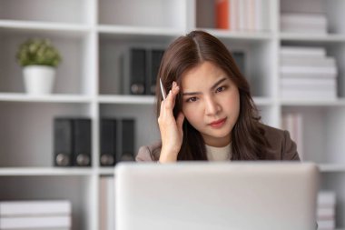 Yorgun iş kadını uzun süre masa başında oturmaktan sıkılmış ve uykulu ve ofis sendromu var...