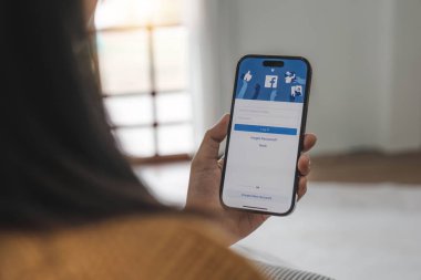 CHIANG MAI, THAILAND - 1 Mayıs 2023: Facebook sosyal medya uygulaması logosu giriş, mobil uygulama kayıt sayfası iPhone 14 'te e-ticaret alışveriş işi yapan kişilerle ilgili...