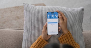 CHIANG MAI, THAILAND - 1 Mayıs 2023: Facebook sosyal medya uygulaması logosu giriş, mobil uygulama kayıt sayfası iPhone 14 'te e-ticaret alışveriş işi yapan kişilerle ilgili...
