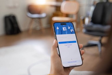 CHIANG MAI, THAILAND - 1 Mayıs 2023: Facebook sosyal medya uygulaması logosu giriş, mobil uygulama kayıt sayfası iPhone 14 'te e-ticaret alışveriş işi yapan kişilerle ilgili...