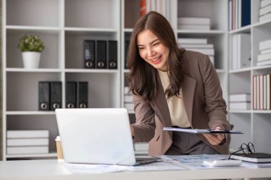 Asya iş dünyası, modern bir ofiste çalışmaktan mutlu olan mükemmel finansal sonuçlarından esinlenerek iş başarısını kutlamaktan heyecan duyuyor.