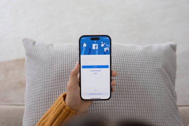 CHIANG MAI, THAILAND - 1 Mayıs 2023: Facebook sosyal medya uygulaması logosu giriş, mobil uygulama kayıt sayfası iPhone 14 'te e-ticaret alışveriş işi yapan kişilerle ilgili...