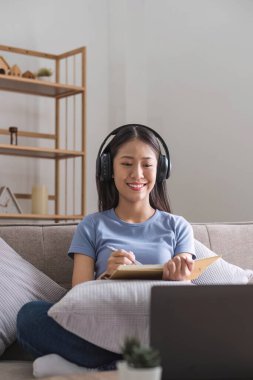 Asyalı kız öğrenci çevrimiçi öğrenim kursu çevrimiçi video dersi Zoom öğretmeni, Mutlu Asyalı kız bilgisayar laptopuyla İngilizce öğreniyor....