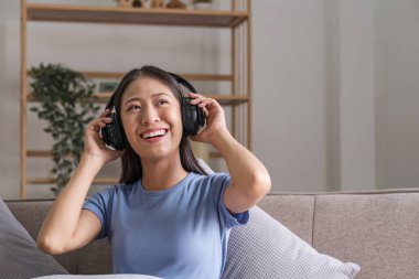 Asyalı kız öğrenci çevrimiçi öğrenim kursu çevrimiçi video dersi Zoom öğretmeni, Mutlu Asyalı kız bilgisayar laptopuyla İngilizce öğreniyor....