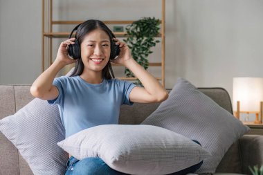 Asyalı kız öğrenci çevrimiçi öğrenim kursu çevrimiçi video dersi Zoom öğretmeni, Mutlu Asyalı kız bilgisayar laptopuyla İngilizce öğreniyor....