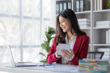 İş kadını, ofis ve iş geçmişinde, vergi, muhasebe, istatistik ve analitik araştırma kavramında matematik finansmanı için hesap makinesi kullanıyor.....