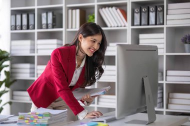 Genç, kendine güvenen Asyalı iş kadını lideri, başarılı girişimci, zarif profesyonel şirket yöneticisi, ofiste duran takım elbiseli...