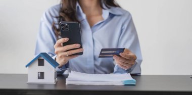 Asyalı kadın para borçlarını kontrol ederken bunalıma girdi. Evrak işlerinden bıkmış gibi görünüyor ve Bill, evdeki mali sorunlar için endişeleniyor....