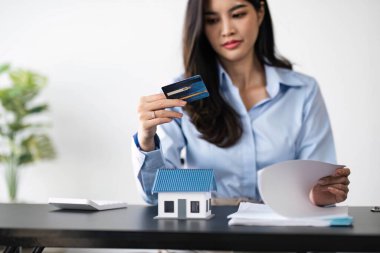 Asyalı kadın para borçlarını kontrol ederken bunalıma girdi. Evrak işlerinden bıkmış gibi görünüyor ve Bill, evdeki mali sorunlar için endişeleniyor....