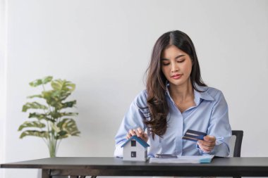 Asyalı kadın para borçlarını kontrol ederken bunalıma girdi. Evrak işlerinden bıkmış gibi görünüyor ve Bill, evdeki mali sorunlar için endişeleniyor....