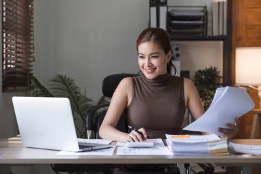 İş kadını, ofis ve iş geçmişinde, vergi, muhasebe, istatistik ve analitik araştırma kavramında matematik finansmanı için hesap makinesi kullanıyor.