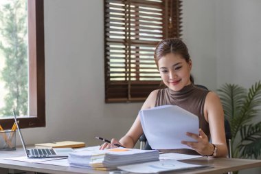 İş kadını, ofis ve iş geçmişinde, vergi, muhasebe, istatistik ve analitik araştırma kavramında matematik finansmanı için hesap makinesi kullanıyor.