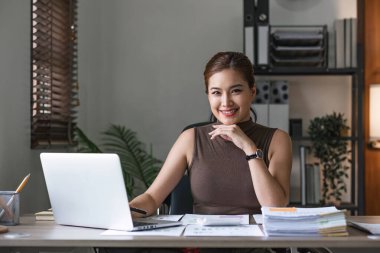 İş kadını, ofis ve iş geçmişinde, vergi, muhasebe, istatistik ve analitik araştırma kavramında matematik finansmanı için hesap makinesi kullanıyor.