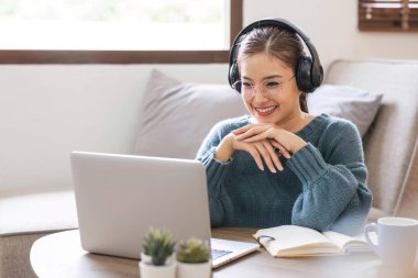 Asyalı kız öğrenci çevrimiçi öğrenim kursu çevrimiçi video dersi Zoom öğretmeni, Mutlu Asyalı kız bilgisayar laptopuyla İngilizce öğreniyor...