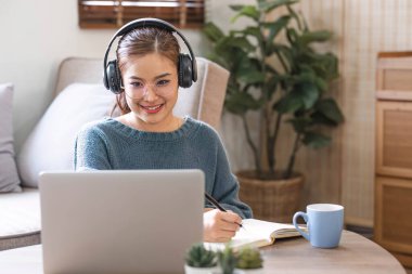 Asyalı kız öğrenci çevrimiçi öğrenim kursu çevrimiçi video dersi Zoom öğretmeni, Mutlu Asyalı kız bilgisayar laptopuyla İngilizce öğreniyor...