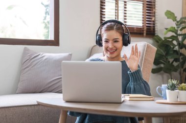 Asyalı kız öğrenci çevrimiçi öğrenim kursu çevrimiçi video dersi Zoom öğretmeni, Mutlu Asyalı kız bilgisayar laptopuyla İngilizce öğreniyor...