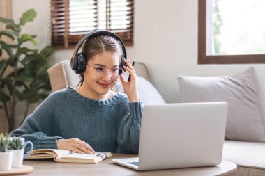 Asyalı kız öğrenci çevrimiçi öğrenim kursu çevrimiçi video dersi Zoom öğretmeni, Mutlu Asyalı kız bilgisayar laptopuyla İngilizce öğreniyor...