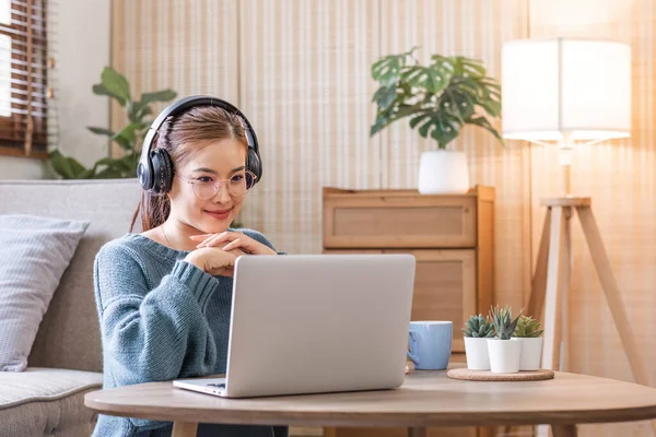 Asyalı kız öğrenci çevrimiçi öğrenim kursu çevrimiçi video dersi Zoom öğretmeni, Mutlu Asyalı kız bilgisayar laptopuyla İngilizce öğreniyor...