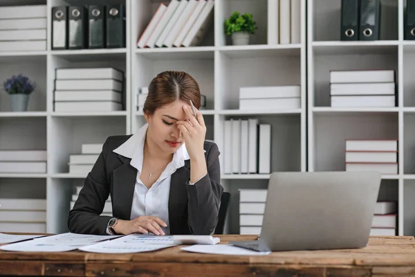 Zmęczona Azjatka Zestresowana Kobieta Azjatka Młoda Bizneswoman Bólem Głowy Biurze — Zdjęcie stockowe