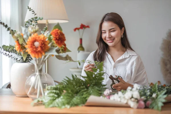 Çekici Mutlu Genç Asyalı Kadın Oturma Odasında Içinde Güzel Çiçekler — Stok fotoğraf