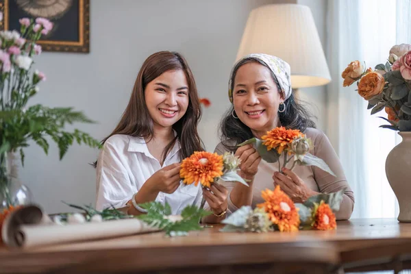 Portrét Krásné Asiatky Důchodu Zaměřuje Uspořádání Vázy Čerstvými Květy Dílně — Stock fotografie