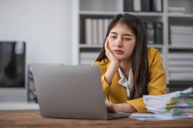 Asyalı iş kadını iş yerinde problem çözmeyi düşünüyor. Endişeli Asyalı genç bir kadın endişeli. Düşüncelerinde zor kararlar veriyorlar....