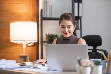 İş kadını, ofis ve iş geçmişinde, vergi, muhasebe, istatistik ve analitik araştırma kavramında matematik finansmanı için hesap makinesi kullanıyor.