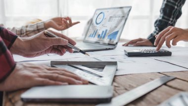 Mühendis Ekibi Toplantısı, Çizim Çalışma Alanı, İnşaat ve Yapı Konsepti 'ndeki model oluşturma ve mühendislik araçları üzerinde ortakla birlikte çalışarak proje için plan toplantısı üzerinde çalışıyor....