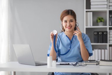 İlaç şişesi tutan bir eczacı. Kadın eczacı. Eczane bilgisayar tezgahında çalışıyor. Eczanede çalışan kadın eczacı....