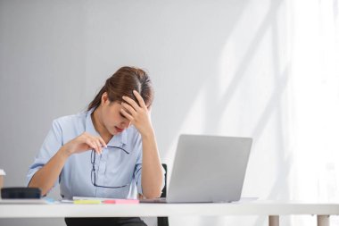 Şaşkın şaşkın Asyalı kadın fazla düşünüp dizüstü bilgisayar ekranına bakarak online sorun çözüm endişe, zor iş bilgisayar görevi çözme odaklı ciddi Asya işkadını endişeli..