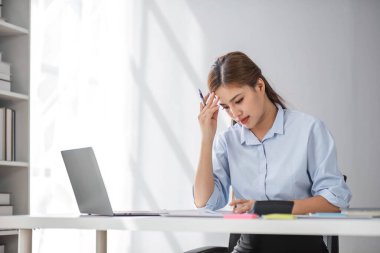 Şaşkın şaşkın Asyalı kadın fazla düşünüp dizüstü bilgisayar ekranına bakarak online sorun çözüm endişe, zor iş bilgisayar görevi çözme odaklı ciddi Asya işkadını endişeli..