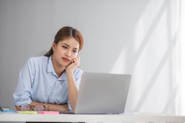 Şaşkın şaşkın Asyalı kadın fazla düşünüp dizüstü bilgisayar ekranına bakarak online sorun çözüm endişe, zor iş bilgisayar görevi çözme odaklı ciddi Asya işkadını endişeli..