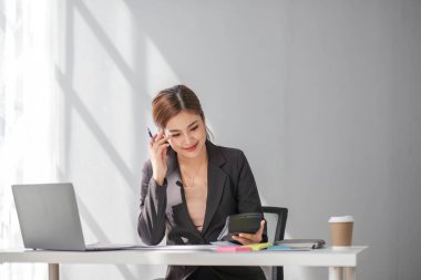 İş kadını, ofis ve iş geçmişinde, vergi, muhasebe, istatistik ve analitik araştırma kavramında matematik finansmanı için hesap makinesi kullanıyor.