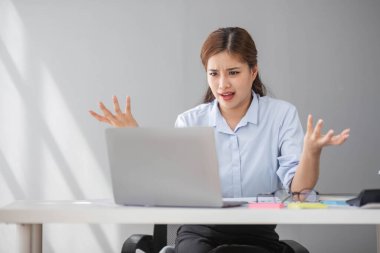 Şaşkın şaşkın Asyalı kadın fazla düşünüp dizüstü bilgisayar ekranına bakarak online sorun çözüm endişe, zor iş bilgisayar görevi çözme odaklı ciddi Asya işkadını endişeli..