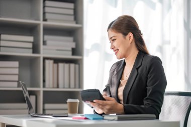 İş kadını, ofis ve iş geçmişinde, vergi, muhasebe, istatistik ve analitik araştırma kavramında matematik finansmanı için hesap makinesi kullanıyor.